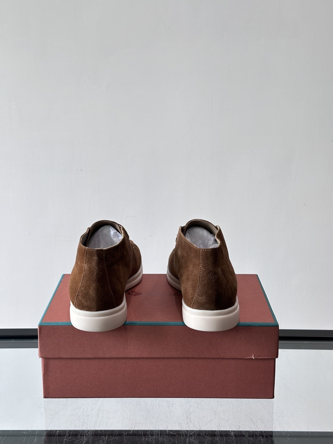 Loro Piana OPen Walk踝靴，采用100%小牛皮麂皮，手工磨制，质感细腻复古。内里羊皮。