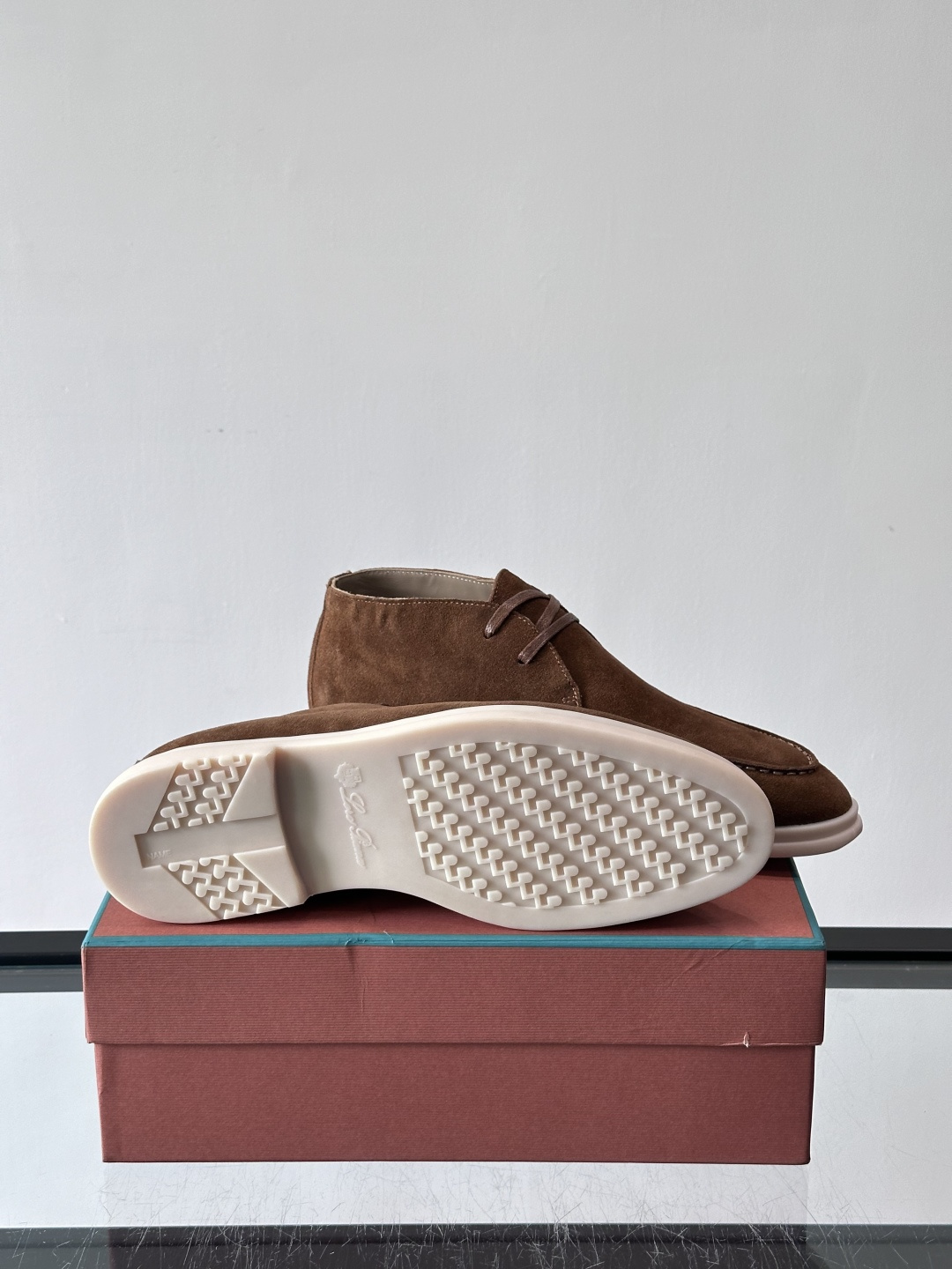 Loro Piana OPen Walk踝靴，采用100%小牛皮麂皮，手工磨制，质感细腻复古。内里羊皮。