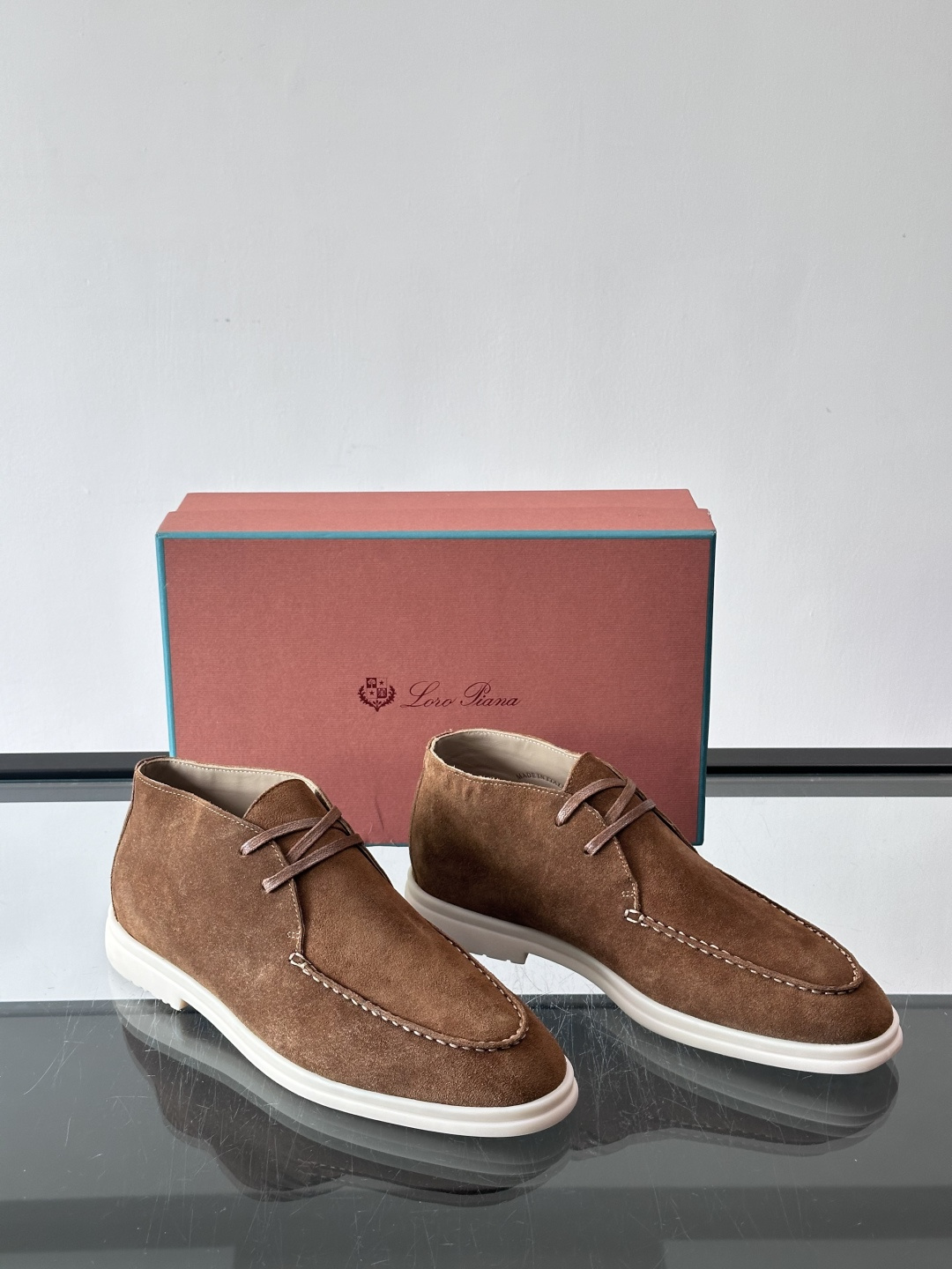 Loro Piana OPen Walk踝靴，采用100%小牛皮麂皮，手工磨制，质感细腻复古。内里羊皮。