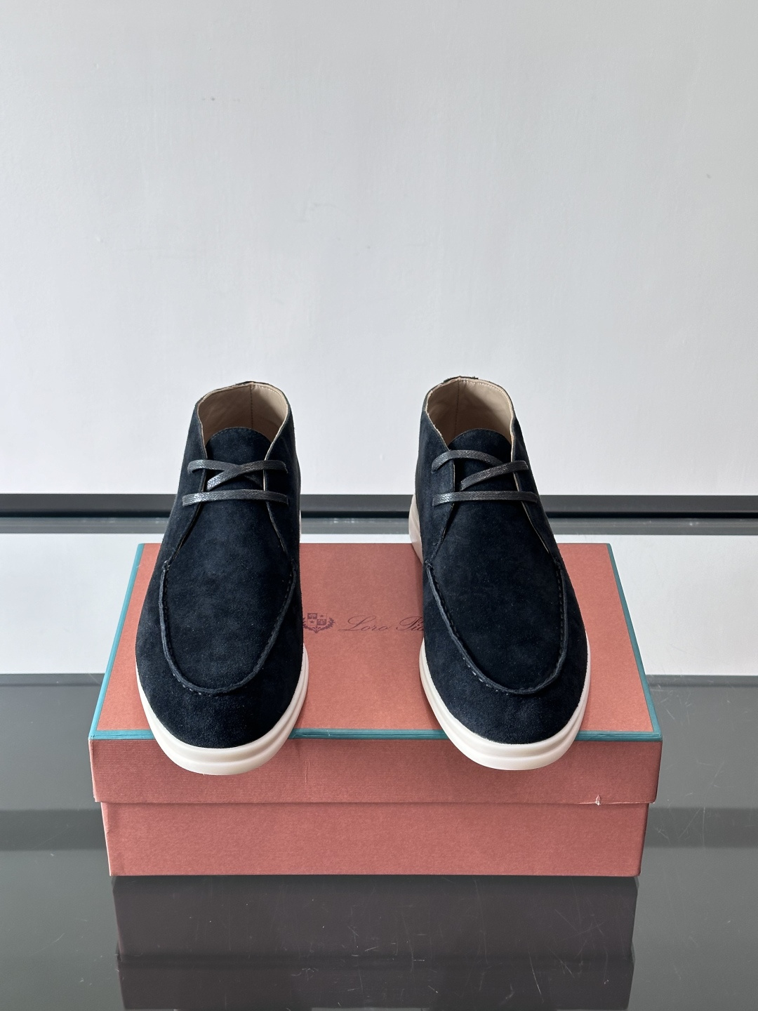 Loro Piana OPen Walk踝靴，采用100%小牛皮麂皮，手工磨制，质感细腻复古。内里羊皮。