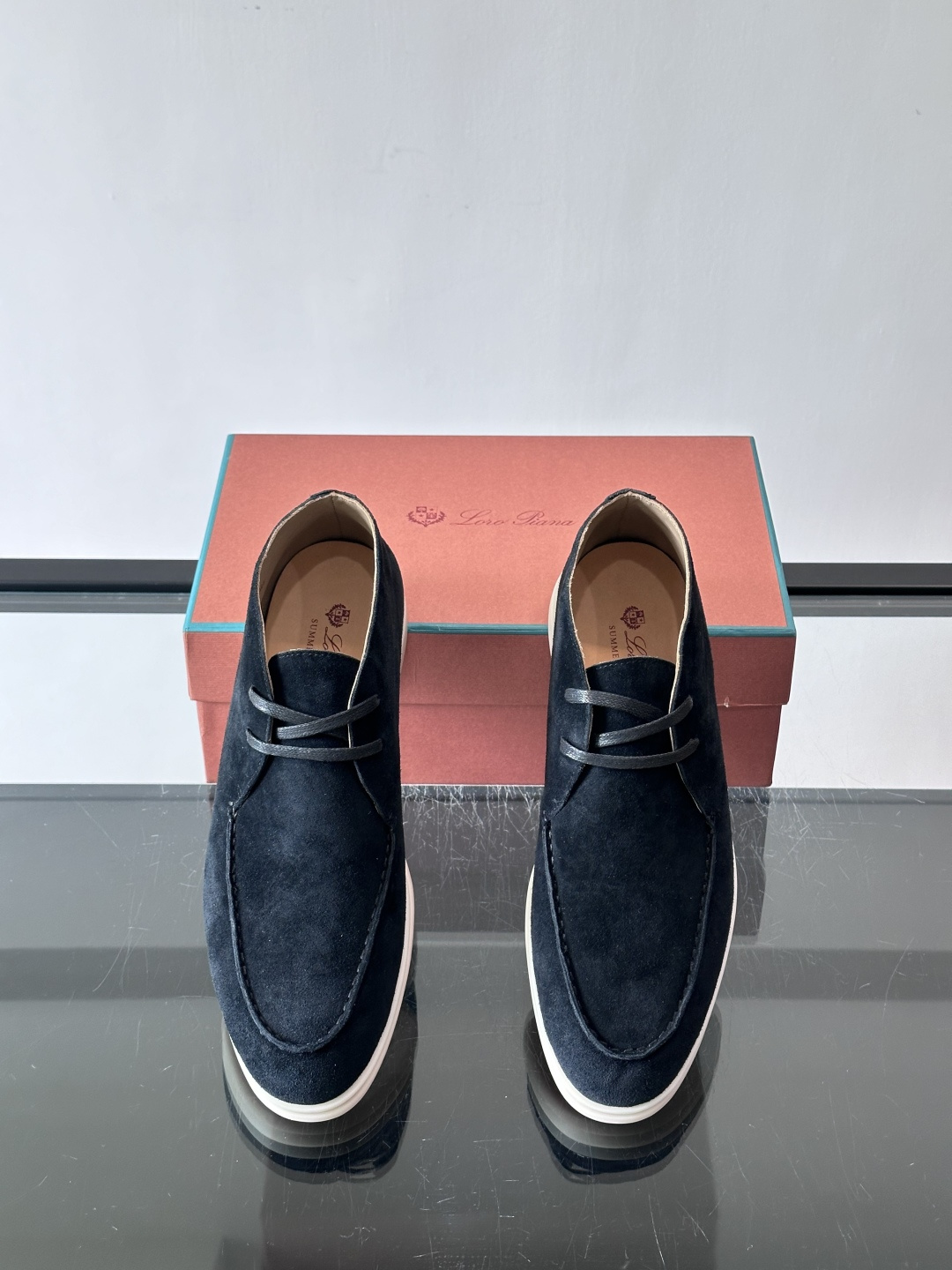 Loro Piana OPen Walk踝靴，采用100%小牛皮麂皮，手工磨制，质感细腻复古。内里羊皮。