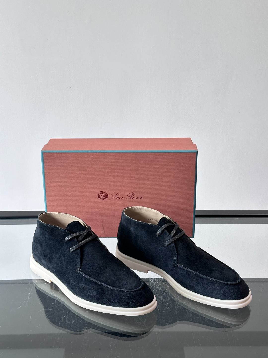 Loro Piana OPen Walk踝靴，采用100%小牛皮麂皮，手工磨制，质感细腻复古。内里羊皮。