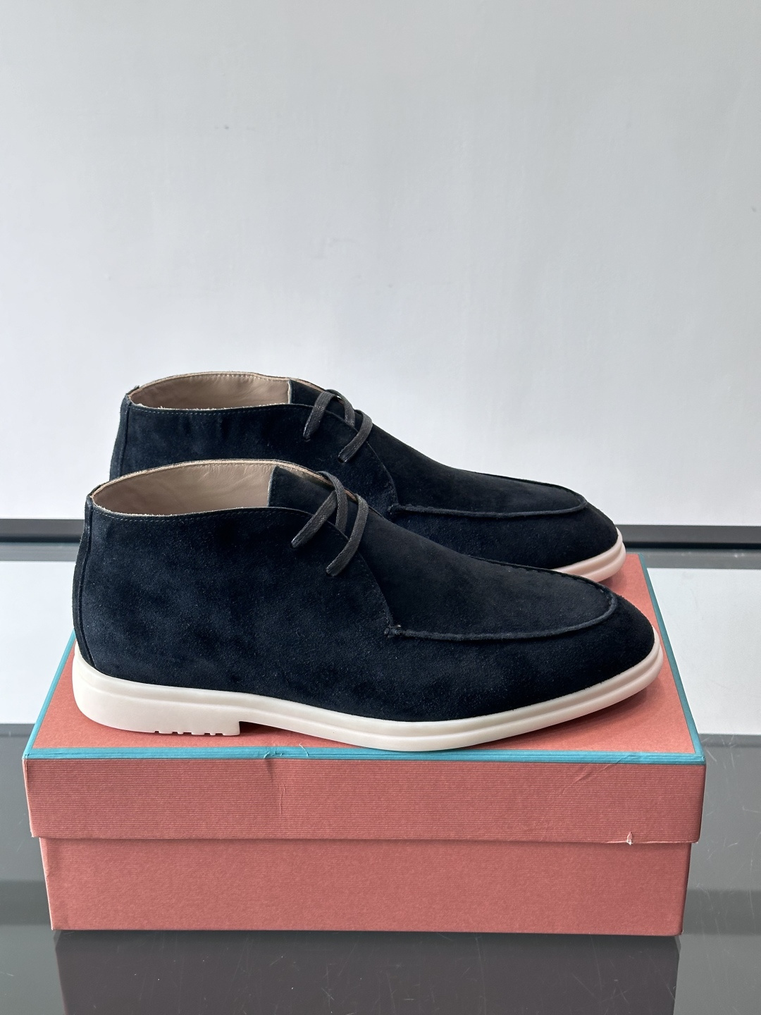 Loro Piana OPen Walk踝靴，采用100%小牛皮麂皮，手工磨制，质感细腻复古。内里羊皮。