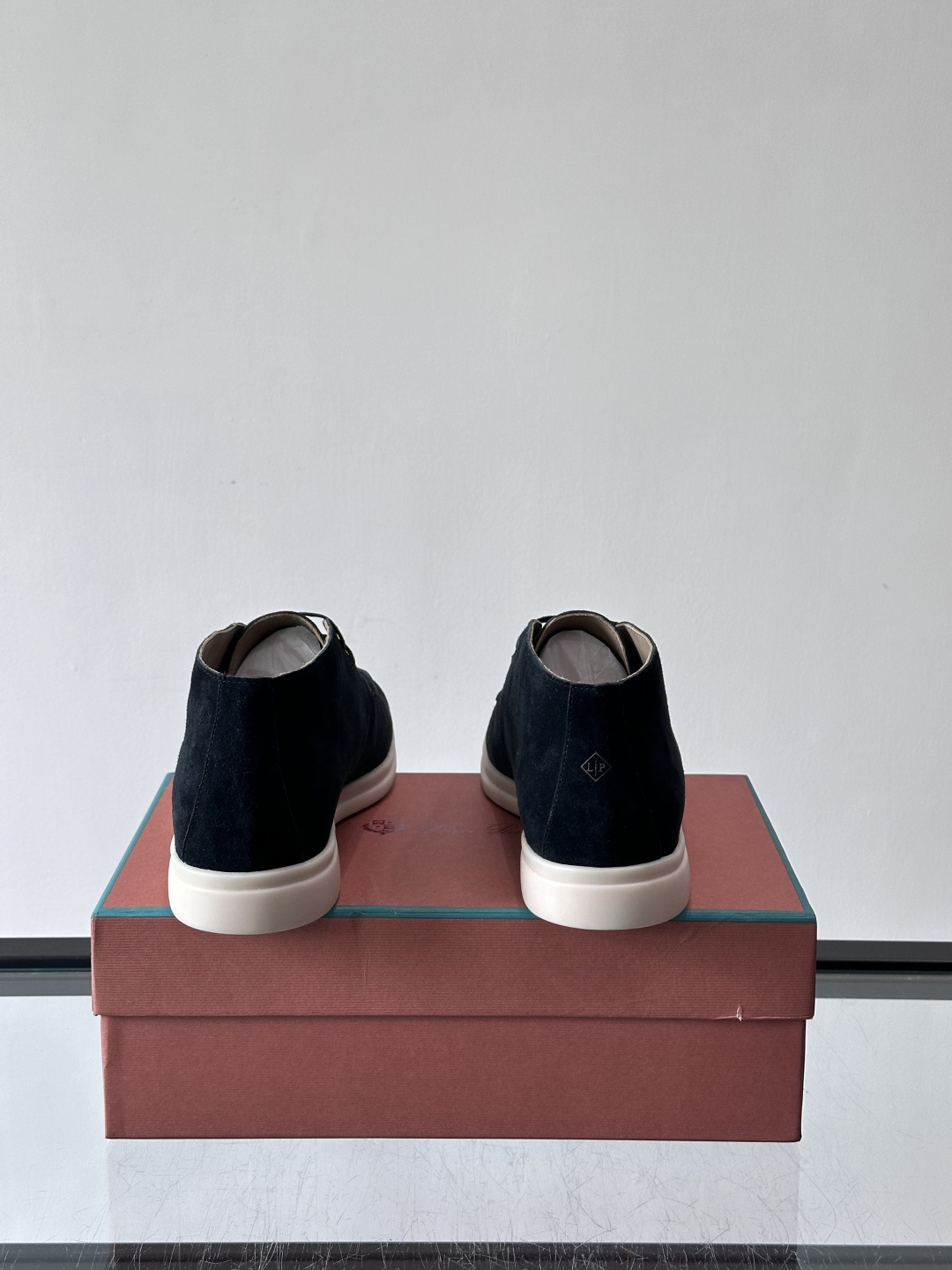 Loro Piana OPen Walk踝靴，采用100%小牛皮麂皮，手工磨制，质感细腻复古。内里羊皮。