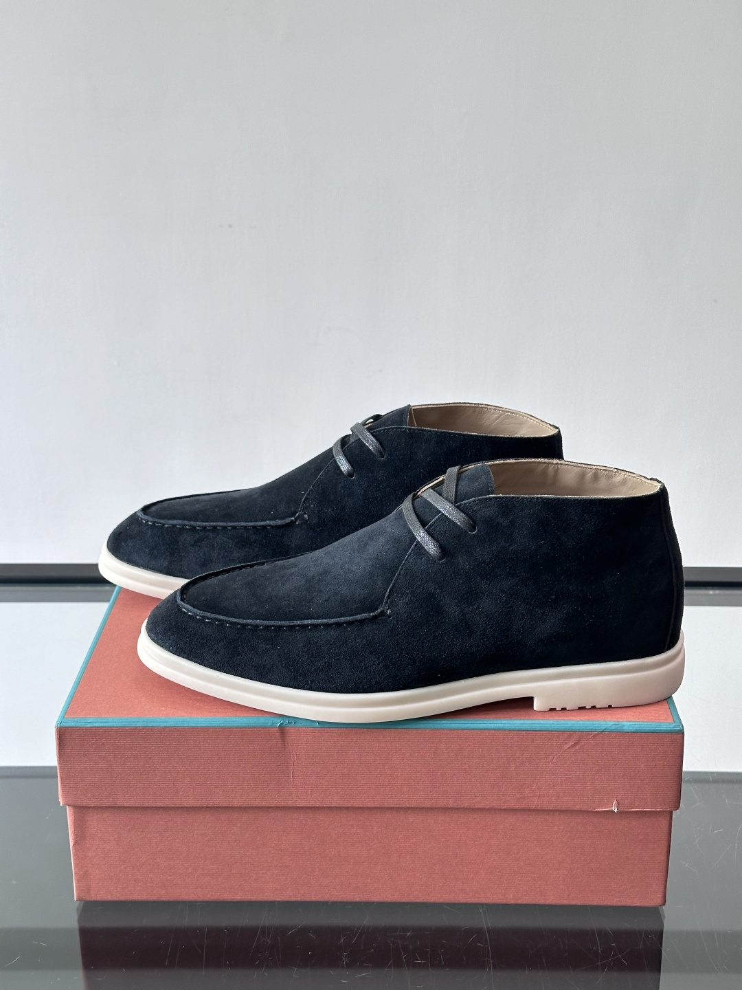 Loro Piana OPen Walk踝靴，采用100%小牛皮麂皮，手工磨制，质感细腻复古。内里羊皮。