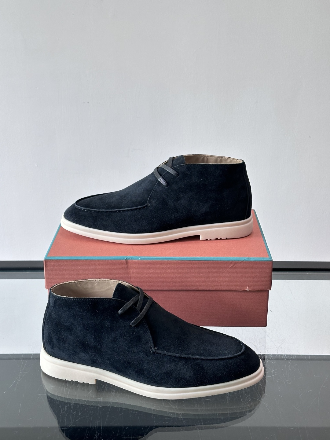 Loro Piana OPen Walk踝靴，采用100%小牛皮麂皮，手工磨制，质感细腻复古。内里羊皮。