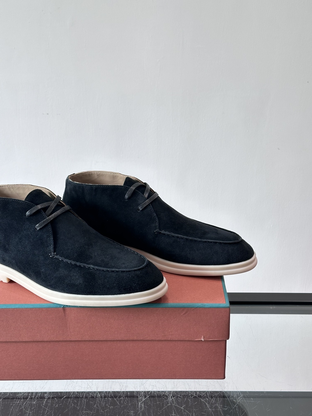 Loro Piana OPen Walk踝靴，采用100%小牛皮麂皮，手工磨制，质感细腻复古。内里羊皮。