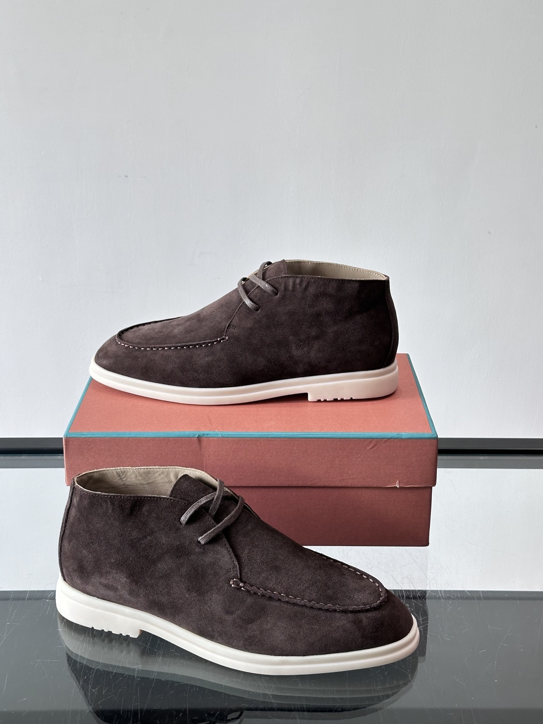 Loro Piana OPen Walk踝靴，采用100%小牛皮麂皮，手工磨制，质感细腻复古。内里羊皮。