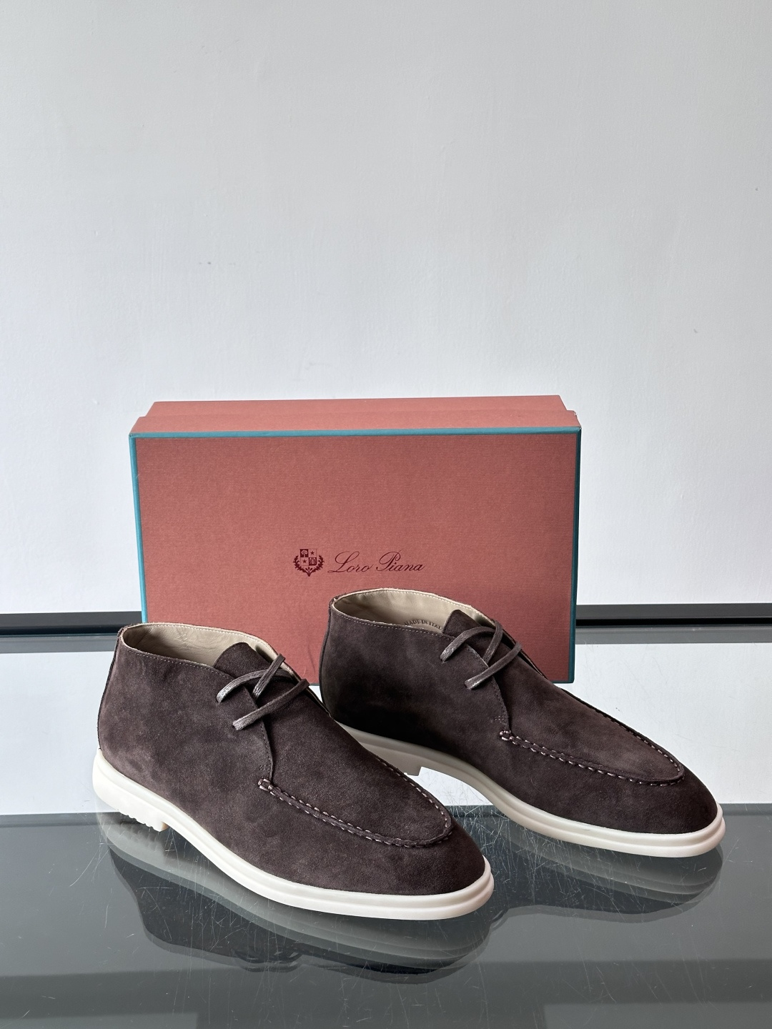 Loro Piana OPen Walk踝靴，采用100%小牛皮麂皮，手工磨制，质感细腻复古。内里羊皮。