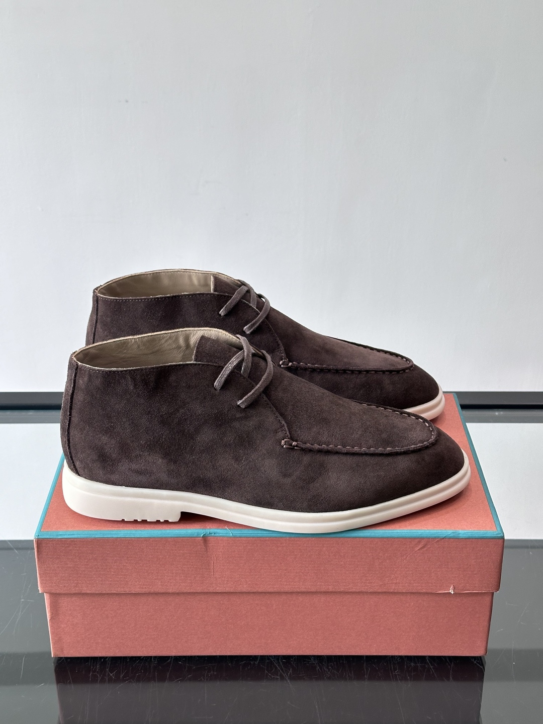 Loro Piana OPen Walk踝靴，采用100%小牛皮麂皮，手工磨制，质感细腻复古。内里羊皮。