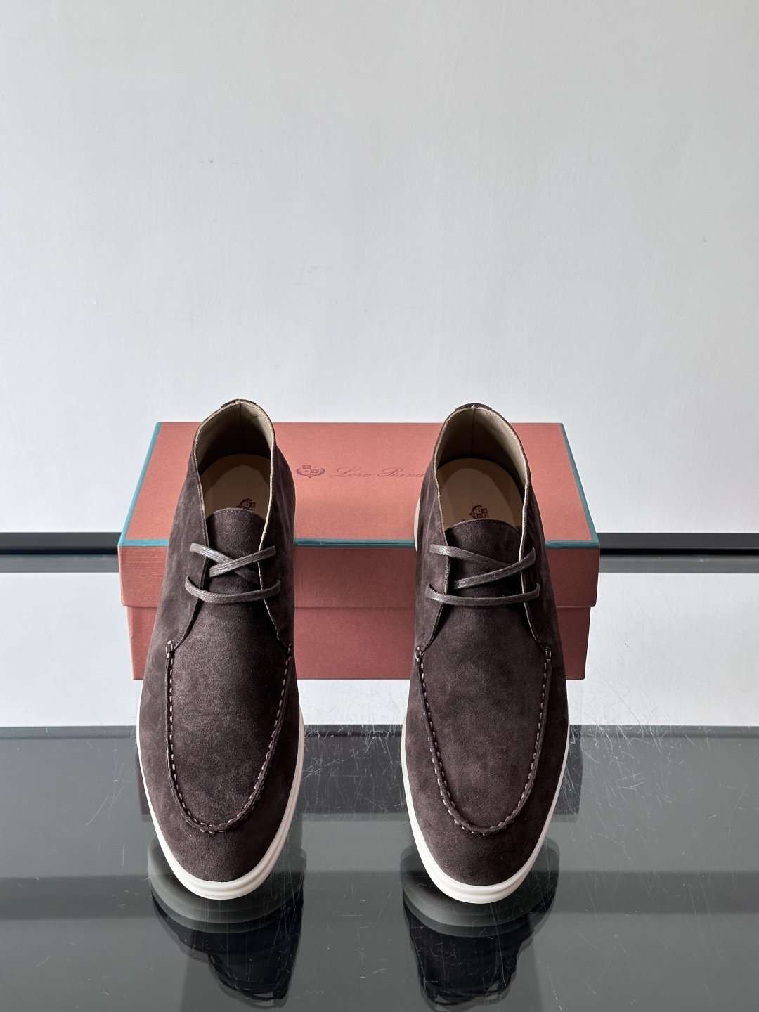 Loro Piana OPen Walk踝靴，采用100%小牛皮麂皮，手工磨制，质感细腻复古。内里羊皮。