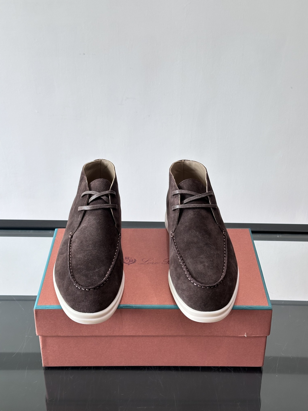 Loro Piana OPen Walk踝靴，采用100%小牛皮麂皮，手工磨制，质感细腻复古。内里羊皮。