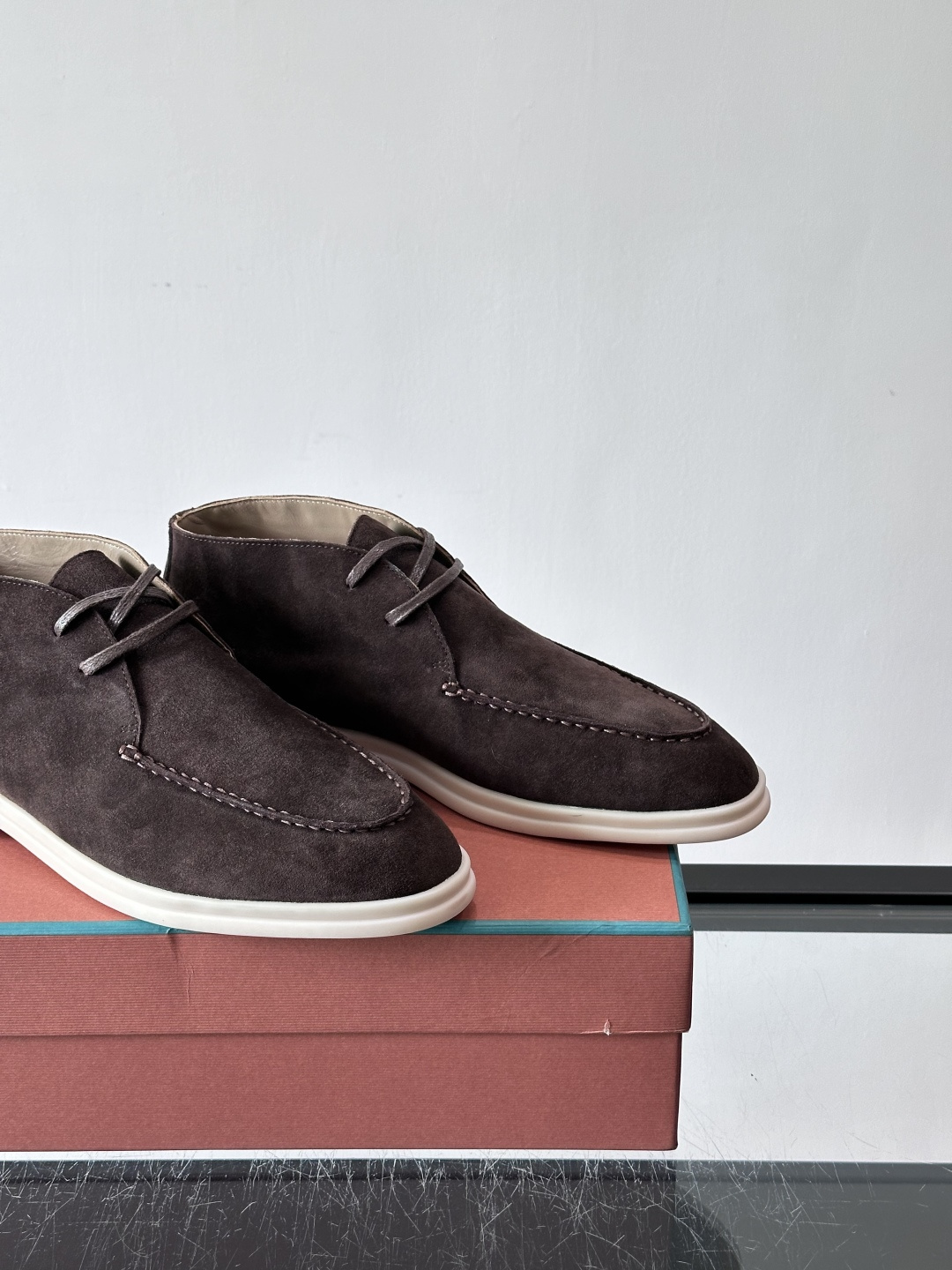 Loro Piana OPen Walk踝靴，采用100%小牛皮麂皮，手工磨制，质感细腻复古。内里羊皮。