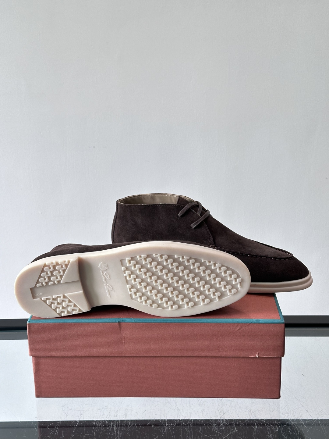 Loro Piana OPen Walk踝靴，采用100%小牛皮麂皮，手工磨制，质感细腻复古。内里羊皮。