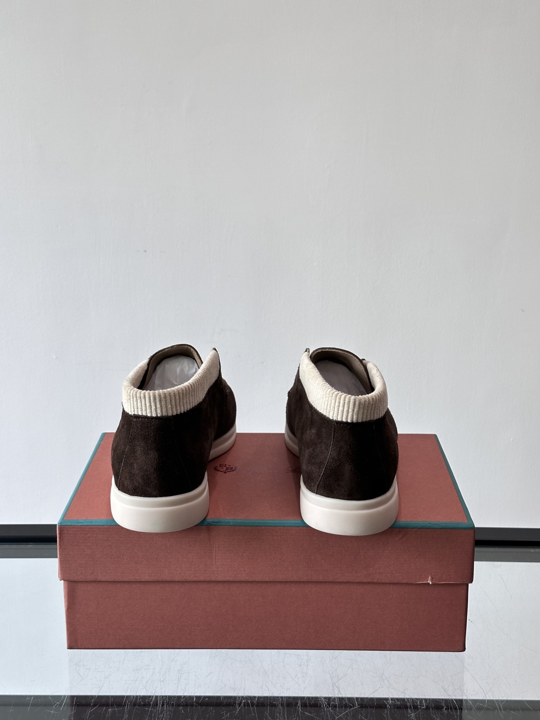 Loro Piana OPen Walk踝靴，采用100%小牛皮麂皮，手工磨制，质感细腻复古。内里羊皮。