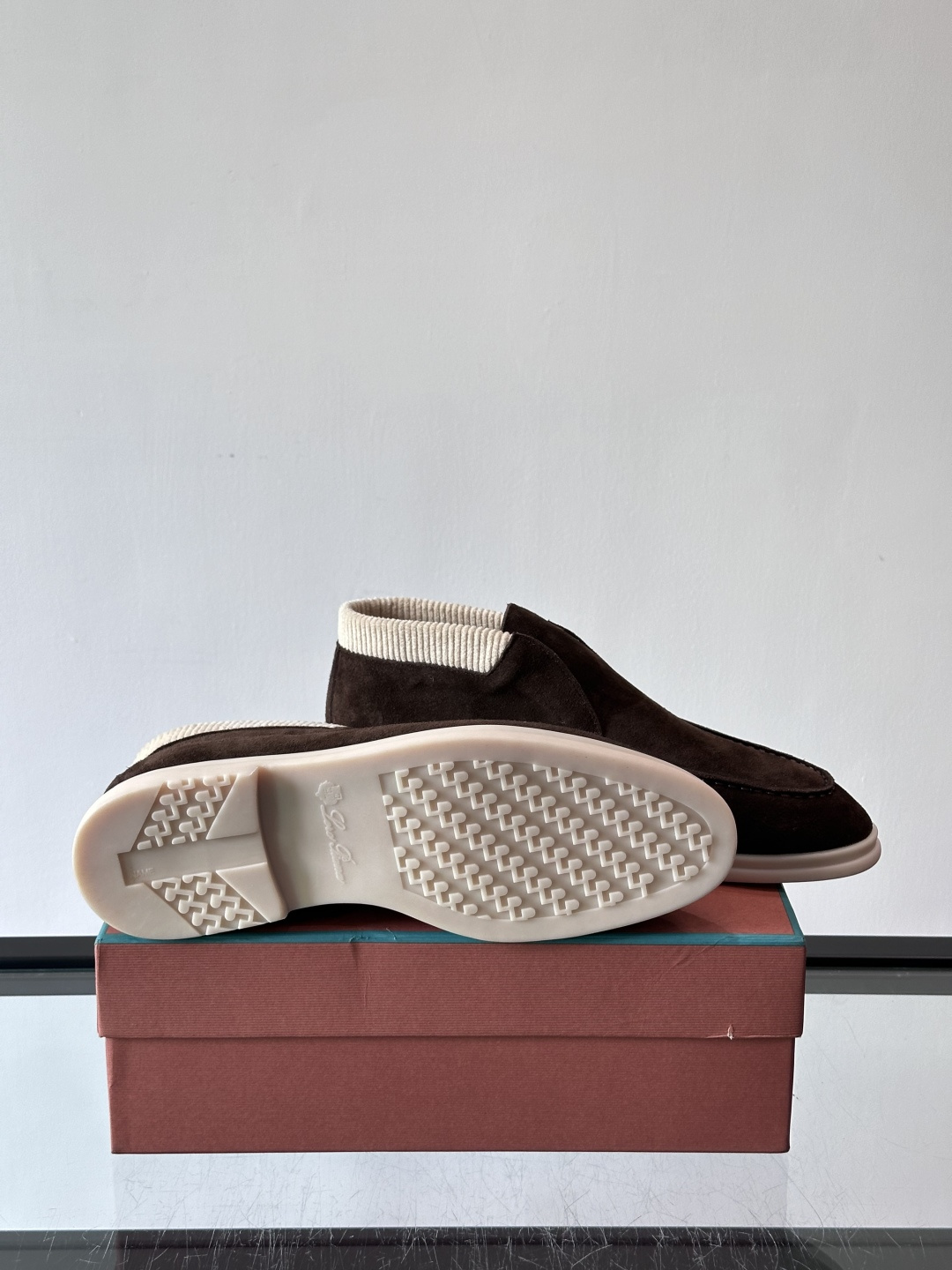 Loro Piana OPen Walk踝靴，采用100%小牛皮麂皮，手工磨制，质感细腻复古。内里羊皮。