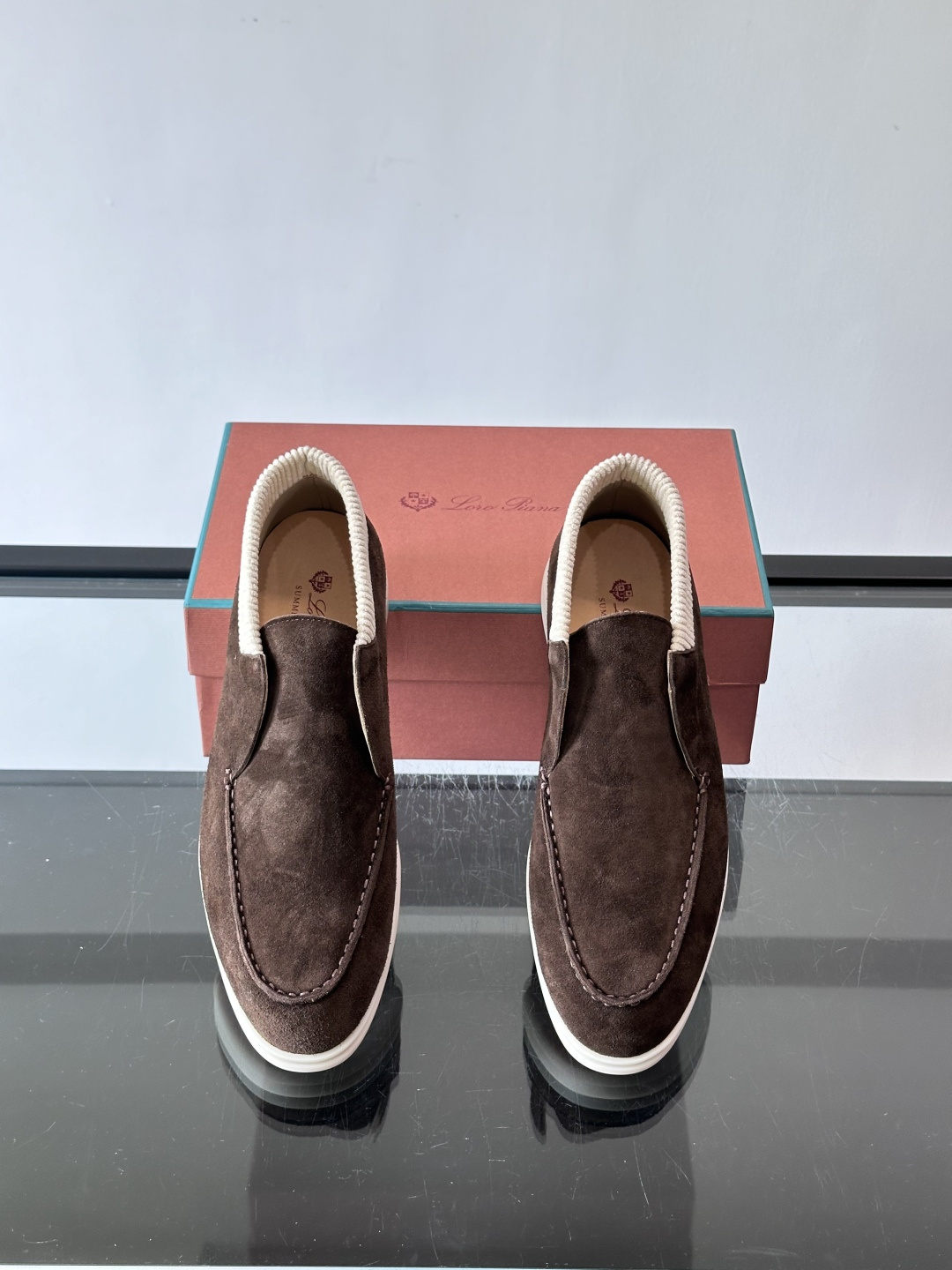 Loro Piana OPen Walk踝靴，采用100%小牛皮麂皮，手工磨制，质感细腻复古。内里羊皮。