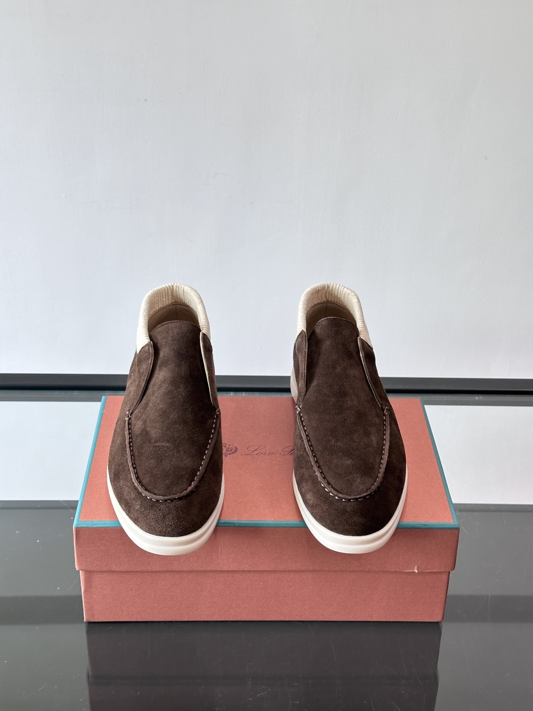 Loro Piana OPen Walk踝靴，采用100%小牛皮麂皮，手工磨制，质感细腻复古。内里羊皮。