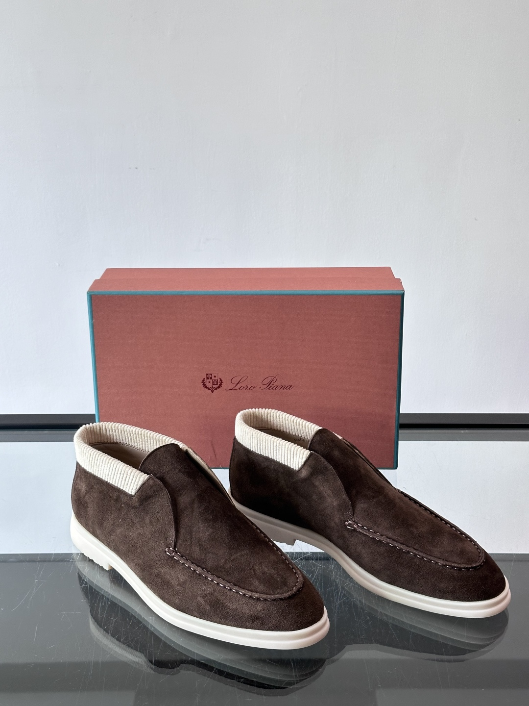 Loro Piana OPen Walk踝靴，采用100%小牛皮麂皮，手工磨制，质感细腻复古。内里羊皮。