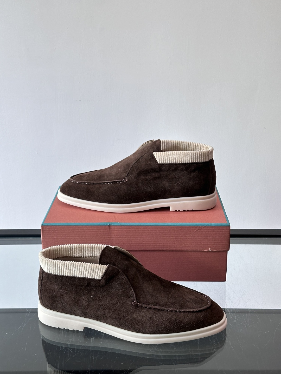 Loro Piana OPen Walk踝靴，采用100%小牛皮麂皮，手工磨制，质感细腻复古。内里羊皮。