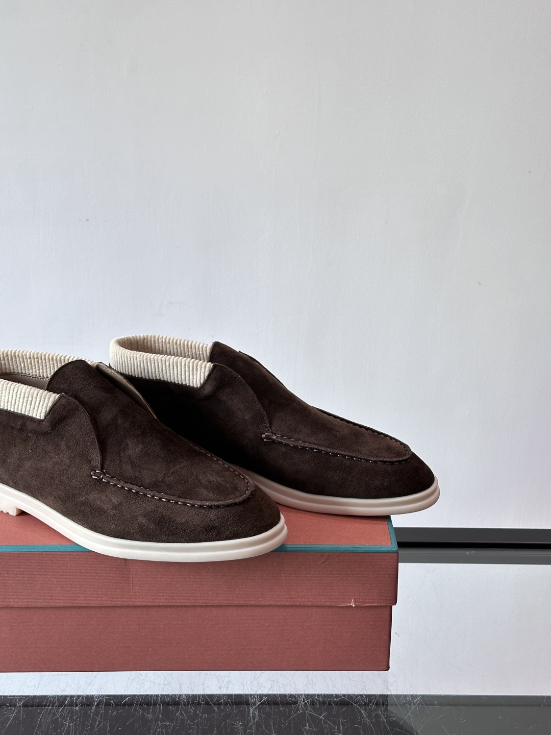 Loro Piana OPen Walk踝靴，采用100%小牛皮麂皮，手工磨制，质感细腻复古。内里羊皮。