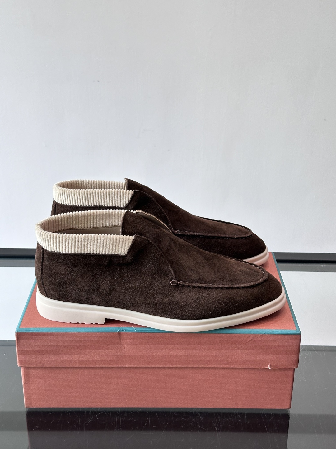 Loro Piana OPen Walk踝靴，采用100%小牛皮麂皮，手工磨制，质感细腻复古。内里羊皮。