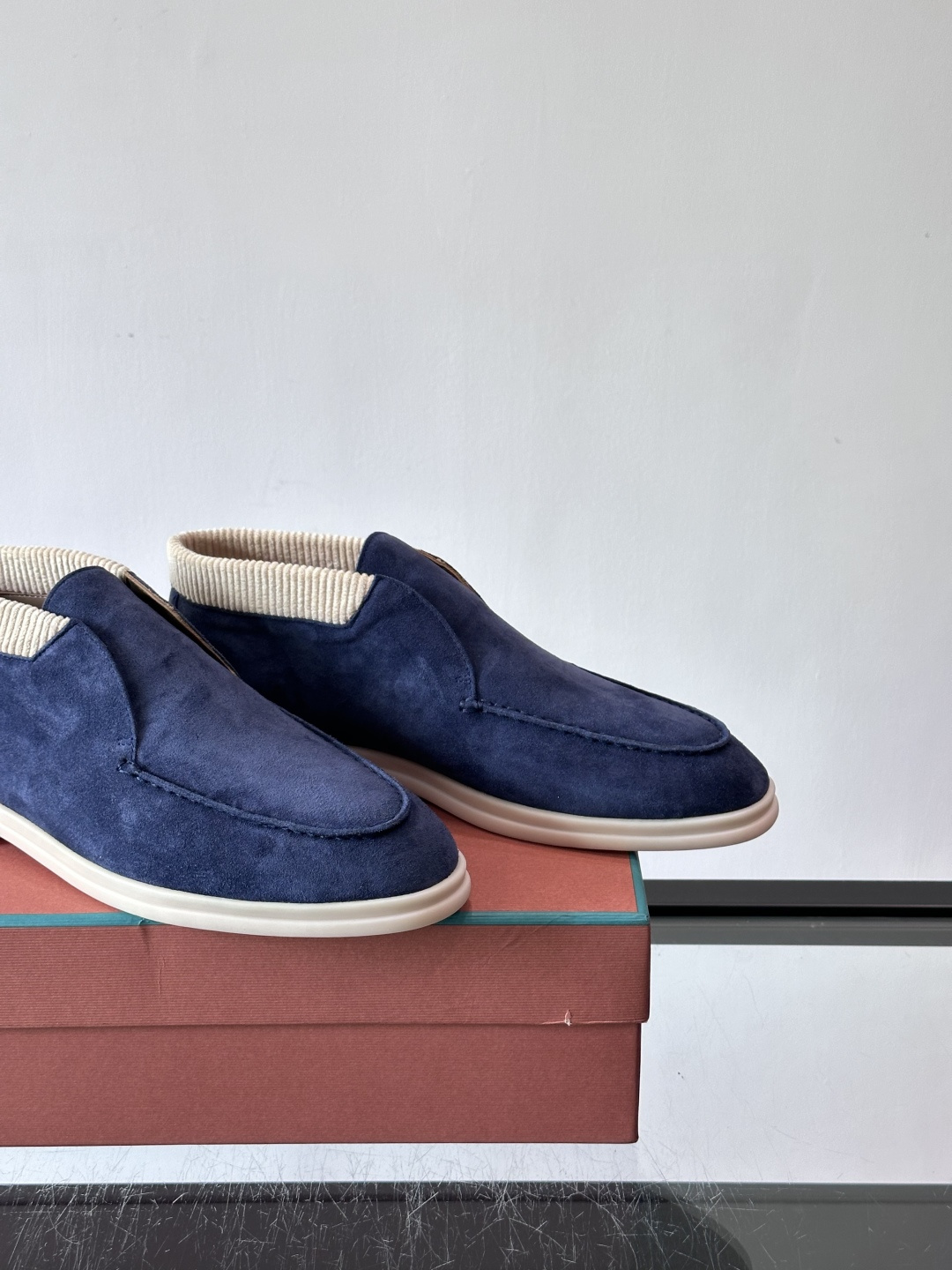 Loro Piana OPen Walk踝靴，采用100%小牛皮麂皮，手工磨制，质感细腻复古。内里羊皮。