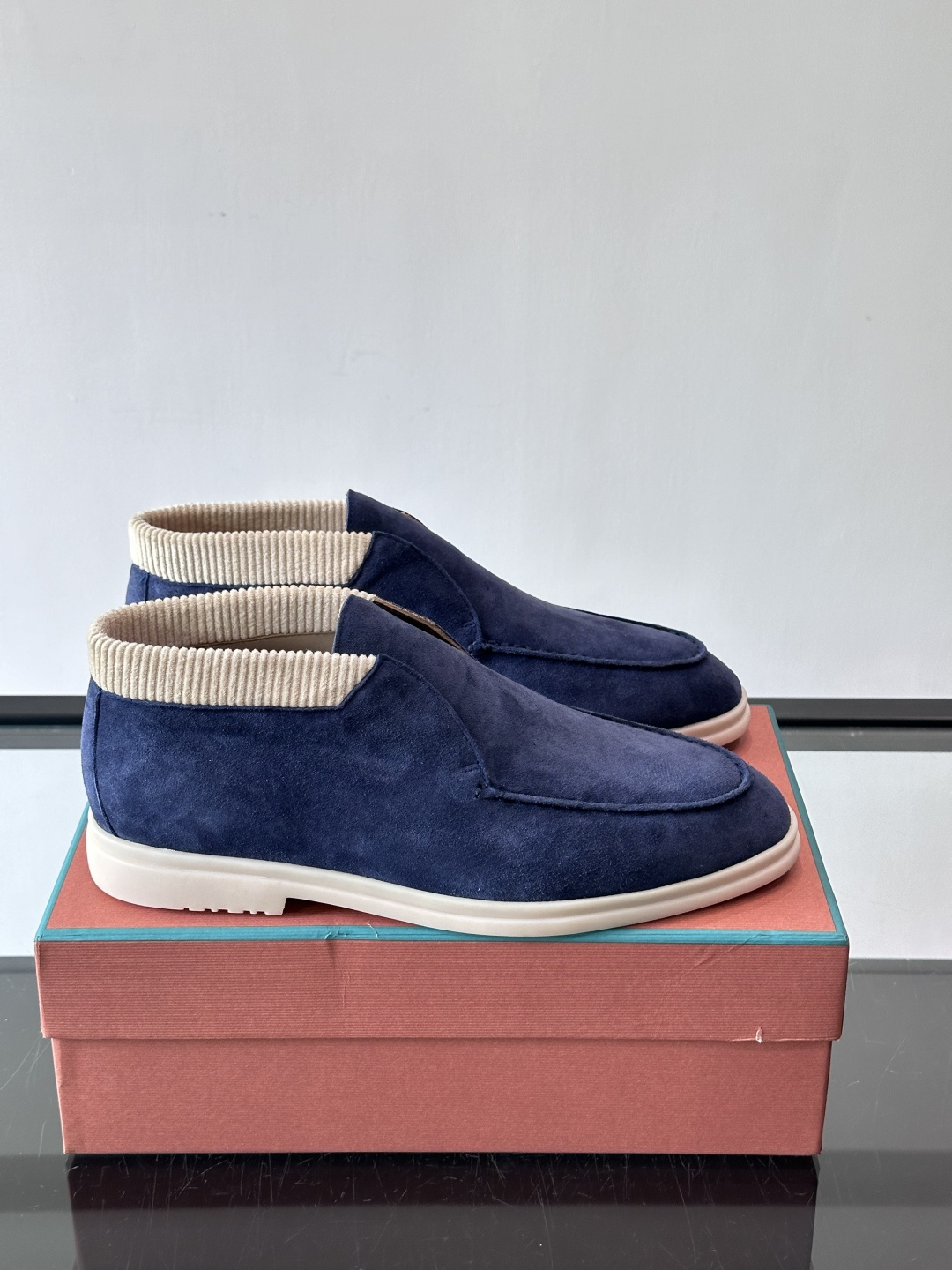 Loro Piana OPen Walk踝靴，采用100%小牛皮麂皮，手工磨制，质感细腻复古。内里羊皮。