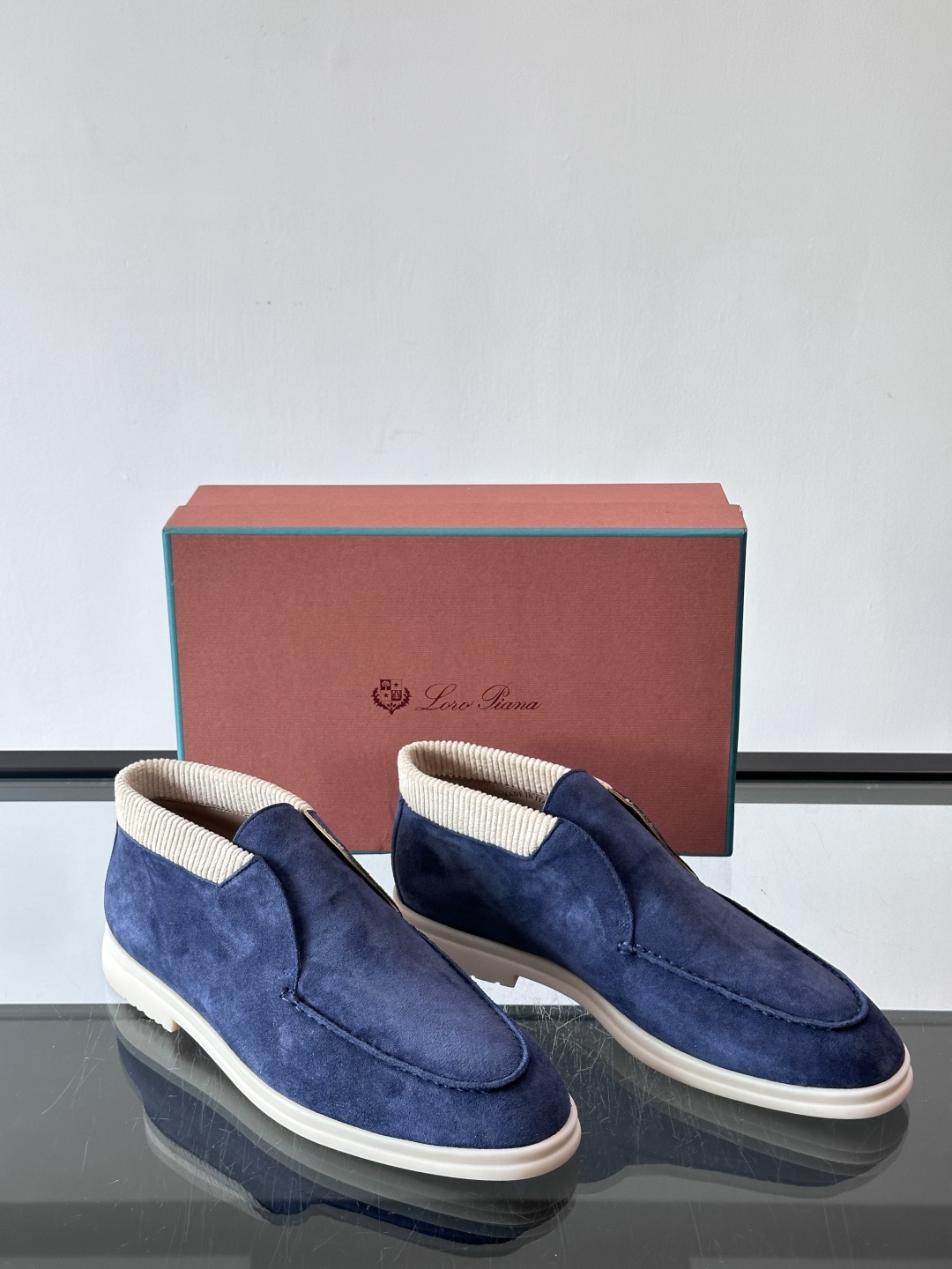 Loro Piana OPen Walk踝靴，采用100%小牛皮麂皮，手工磨制，质感细腻复古。内里羊皮。