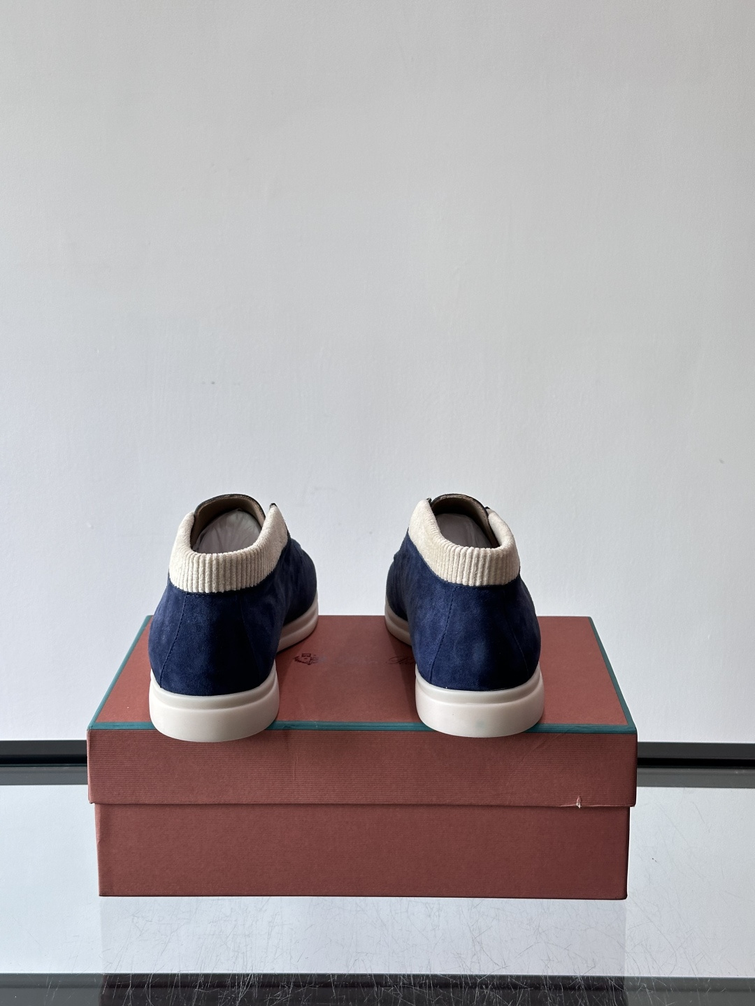 Loro Piana OPen Walk踝靴，采用100%小牛皮麂皮，手工磨制，质感细腻复古。内里羊皮。