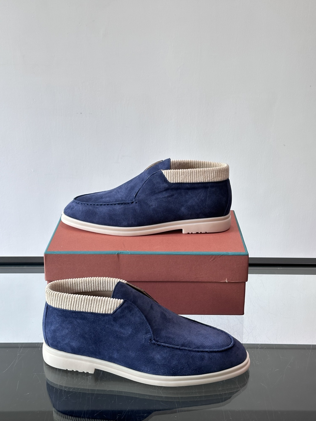 Loro Piana OPen Walk踝靴，采用100%小牛皮麂皮，手工磨制，质感细腻复古。内里羊皮。