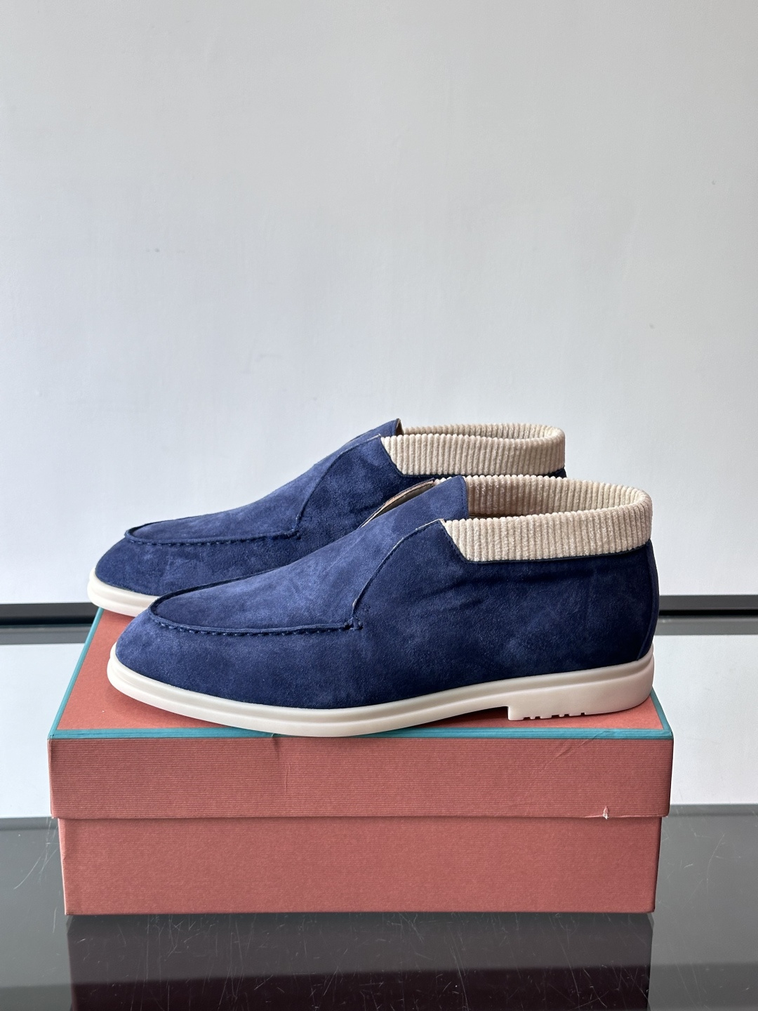 Loro Piana OPen Walk踝靴，采用100%小牛皮麂皮，手工磨制，质感细腻复古。内里羊皮。