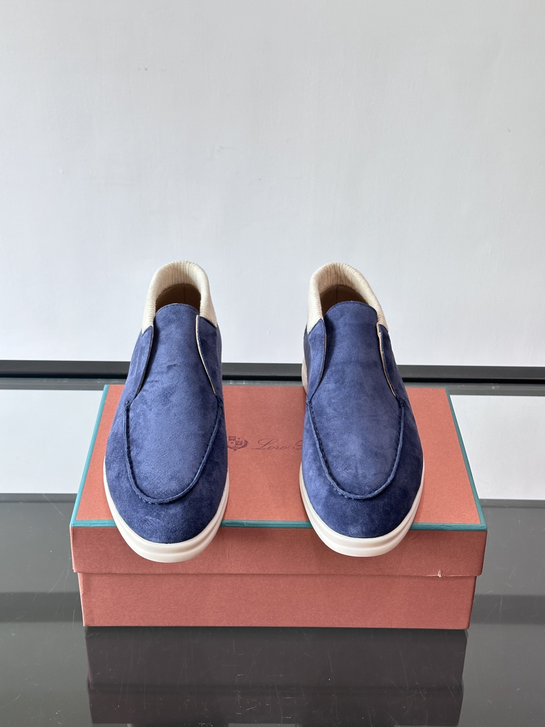 Loro Piana OPen Walk踝靴，采用100%小牛皮麂皮，手工磨制，质感细腻复古。内里羊皮。