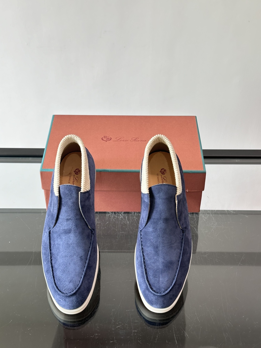 Loro Piana OPen Walk踝靴，采用100%小牛皮麂皮，手工磨制，质感细腻复古。内里羊皮。