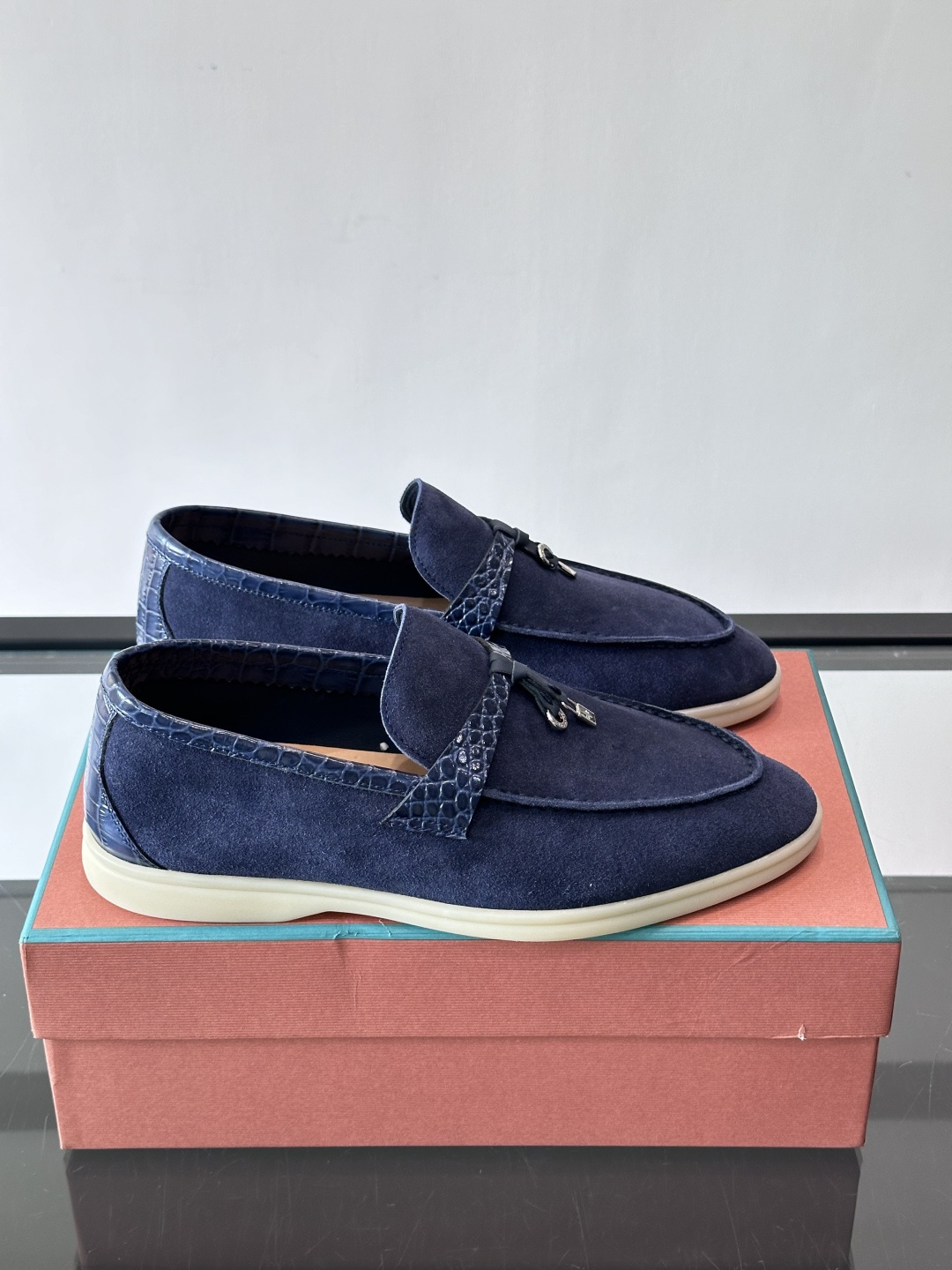 Loro Piana风格羊反绒乐福鞋这款乐福鞋采用羊反绒鞋面，触感柔软细腻，低调高级感满满。内里羊皮内里