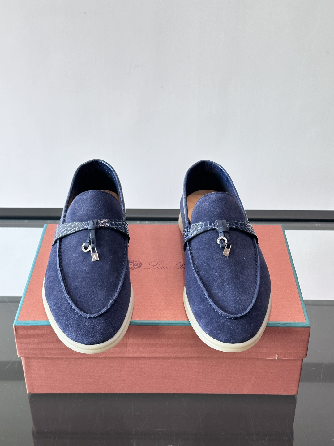 Loro Piana风格羊反绒乐福鞋这款乐福鞋采用羊反绒鞋面，触感柔软细腻，低调高级感满满。内里羊皮内里
