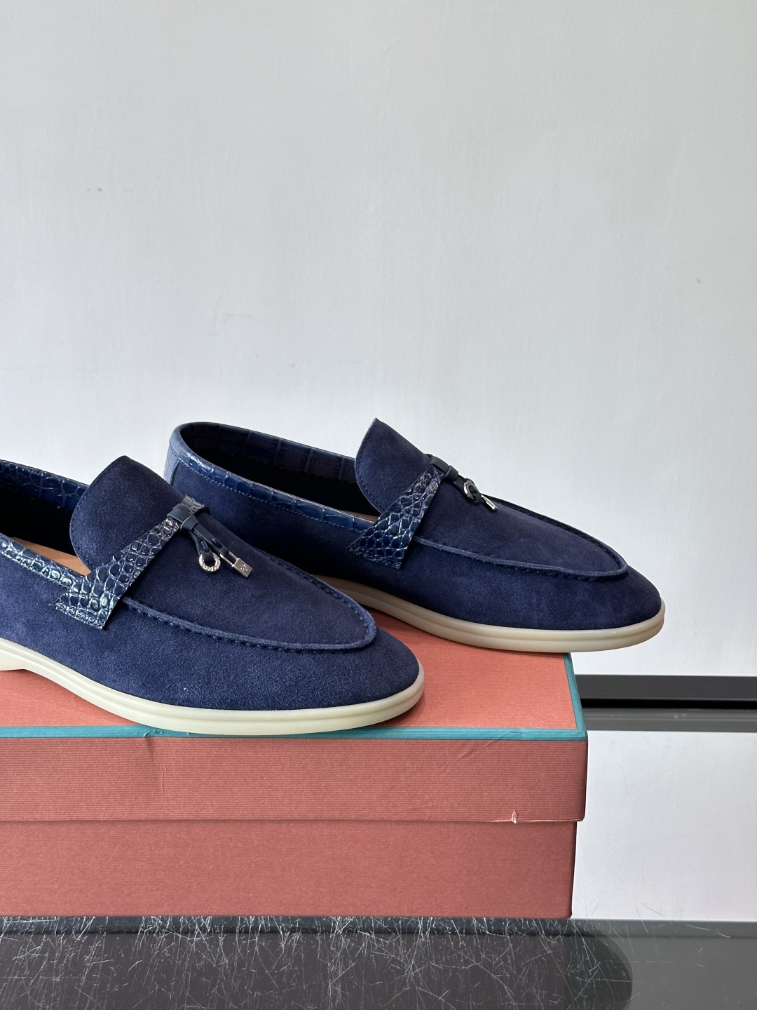 Loro Piana风格羊反绒乐福鞋这款乐福鞋采用羊反绒鞋面，触感柔软细腻，低调高级感满满。内里羊皮内里