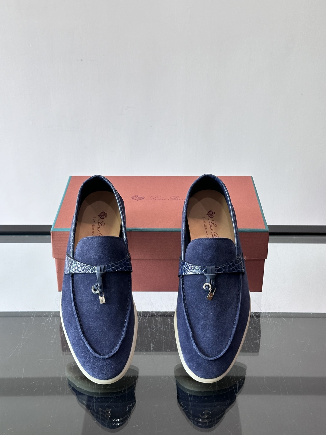 Loro Piana风格羊反绒乐福鞋这款乐福鞋采用羊反绒鞋面，触感柔软细腻，低调高级感满满。内里羊皮内里