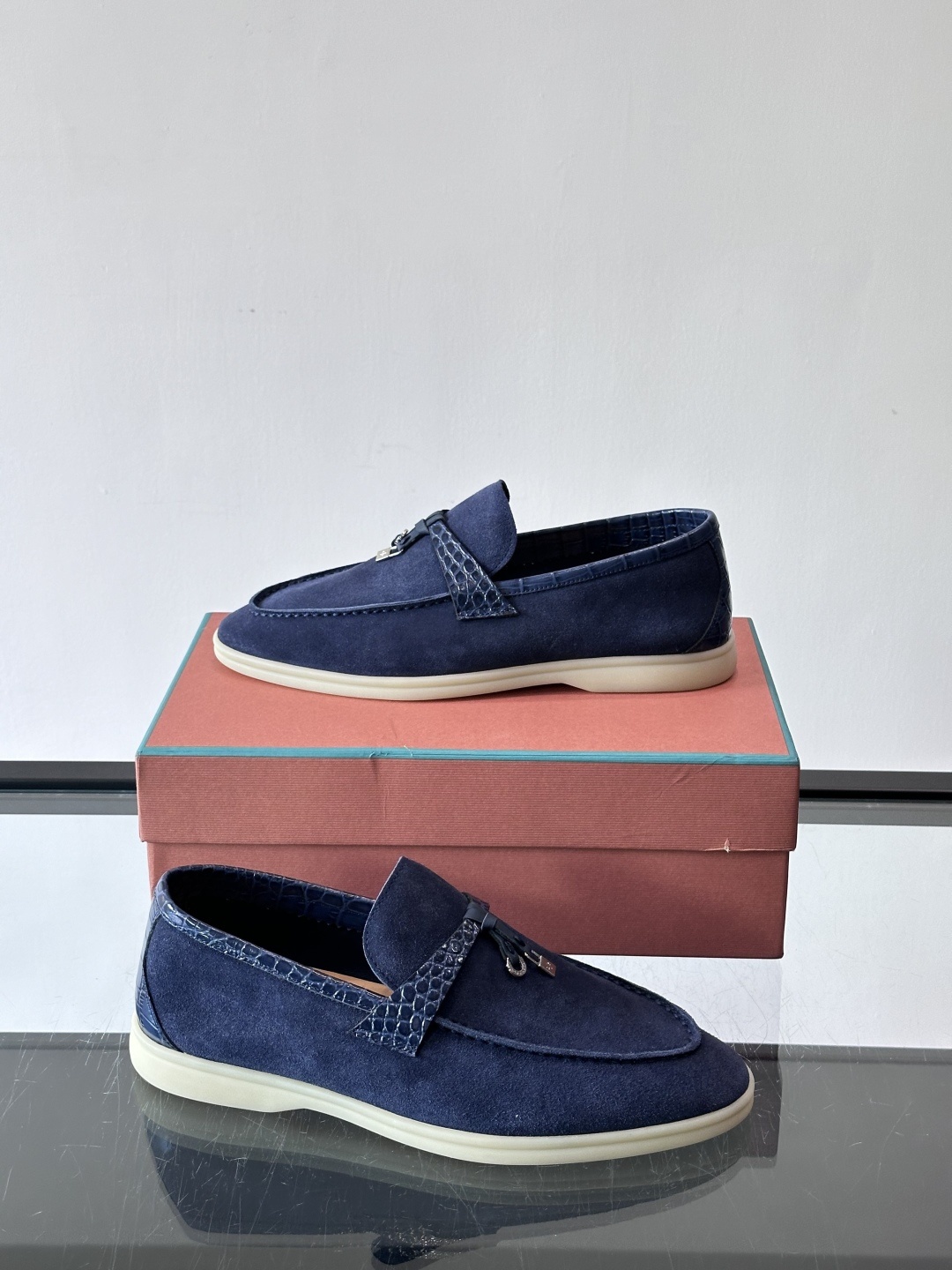 Loro Piana风格羊反绒乐福鞋这款乐福鞋采用羊反绒鞋面，触感柔软细腻，低调高级感满满。内里羊皮内里