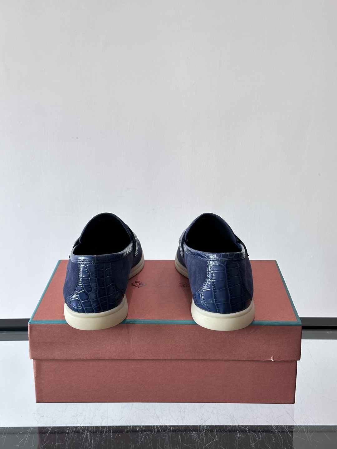 Loro Piana风格羊反绒乐福鞋这款乐福鞋采用羊反绒鞋面，触感柔软细腻，低调高级感满满。内里羊皮内里