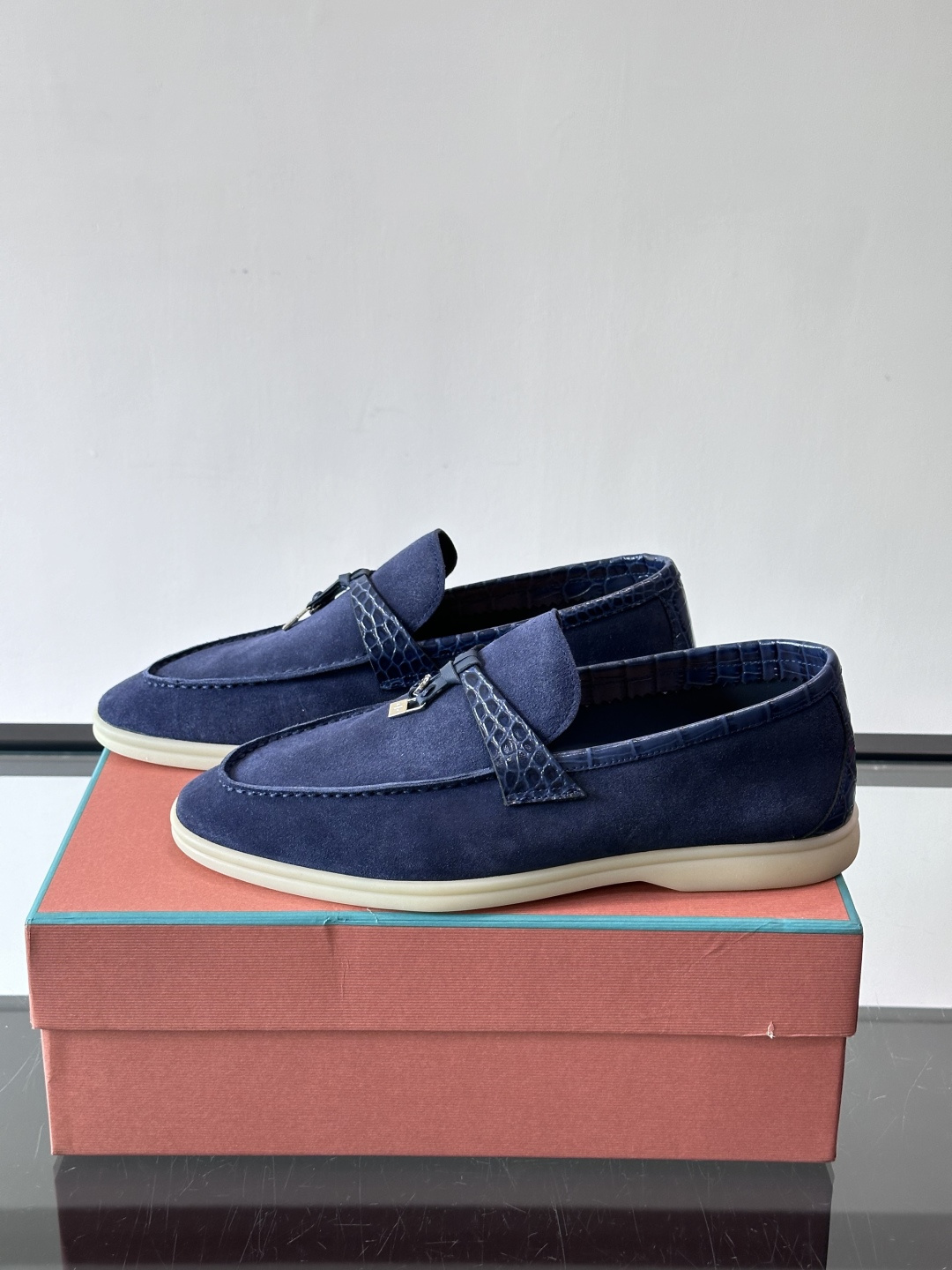 Loro Piana风格羊反绒乐福鞋这款乐福鞋采用羊反绒鞋面，触感柔软细腻，低调高级感满满。内里羊皮内里