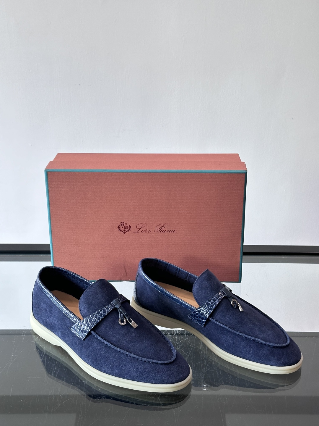 Loro Piana风格羊反绒乐福鞋这款乐福鞋采用羊反绒鞋面，触感柔软细腻，低调高级感满满。内里羊皮内里