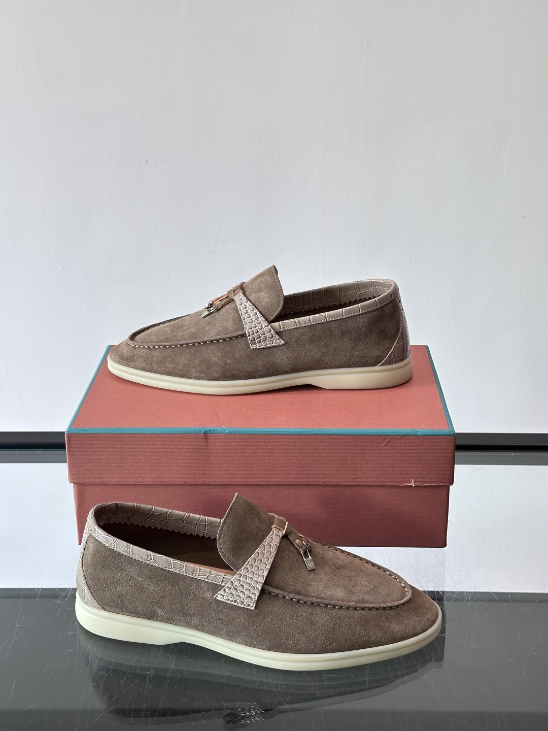 Loro Piana风格羊反绒乐福鞋这款乐福鞋采用羊反绒鞋面，触感柔软细腻，低调高级感满满。内里羊皮内里