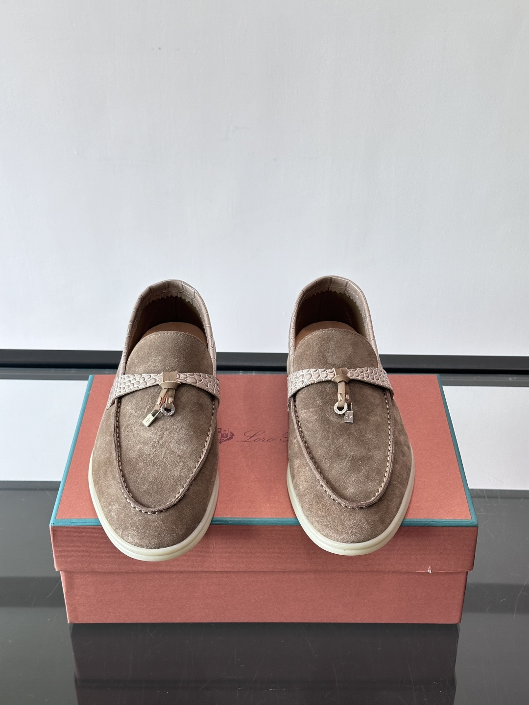 Loro Piana风格羊反绒乐福鞋这款乐福鞋采用羊反绒鞋面，触感柔软细腻，低调高级感满满。内里羊皮内里