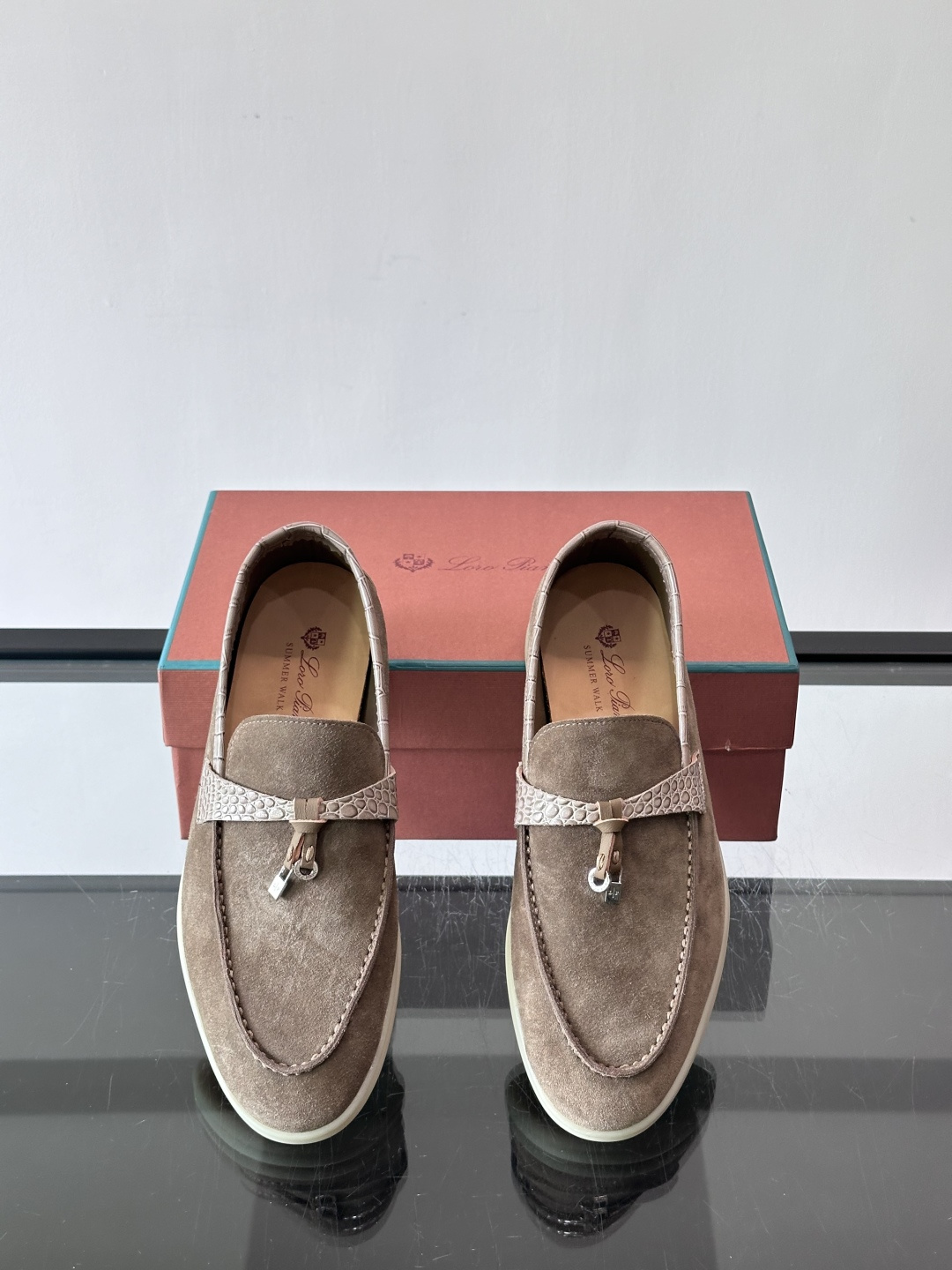 Loro Piana风格羊反绒乐福鞋这款乐福鞋采用羊反绒鞋面，触感柔软细腻，低调高级感满满。内里羊皮内里