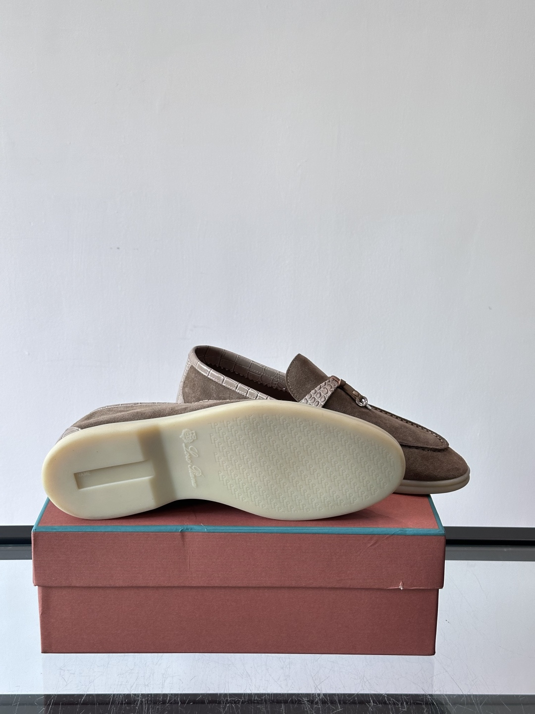 Loro Piana风格羊反绒乐福鞋这款乐福鞋采用羊反绒鞋面，触感柔软细腻，低调高级感满满。内里羊皮内里