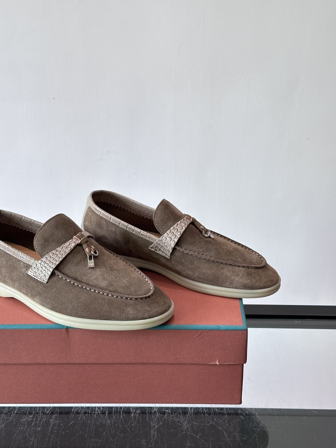 Loro Piana风格羊反绒乐福鞋这款乐福鞋采用羊反绒鞋面，触感柔软细腻，低调高级感满满。内里羊皮内里