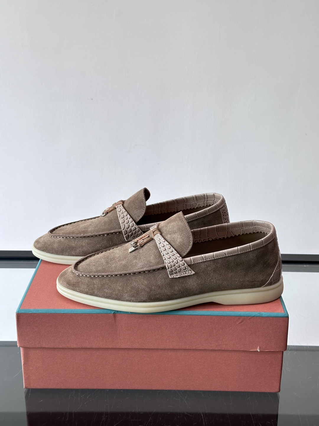 Loro Piana风格羊反绒乐福鞋这款乐福鞋采用羊反绒鞋面，触感柔软细腻，低调高级感满满。内里羊皮内里