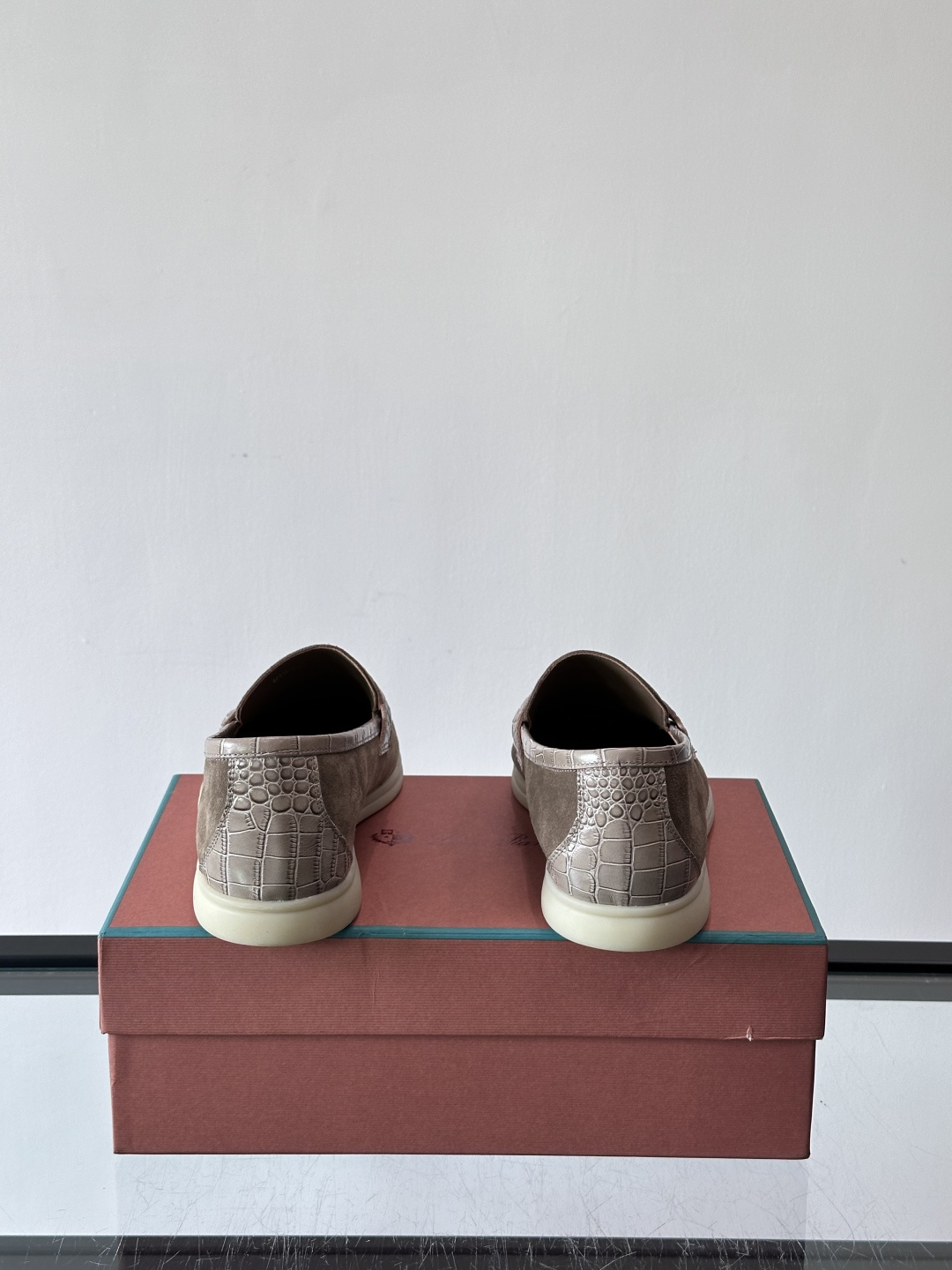 Loro Piana风格羊反绒乐福鞋这款乐福鞋采用羊反绒鞋面，触感柔软细腻，低调高级感满满。内里羊皮内里