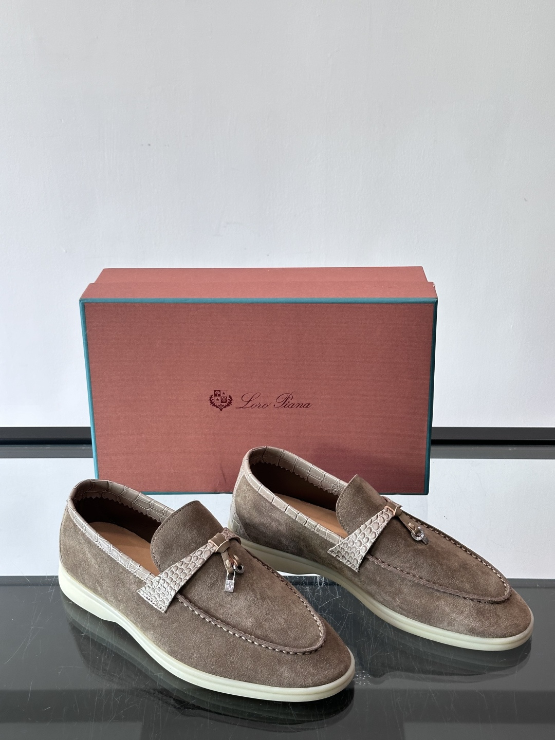 Loro Piana风格羊反绒乐福鞋这款乐福鞋采用羊反绒鞋面，触感柔软细腻，低调高级感满满。内里羊皮内里